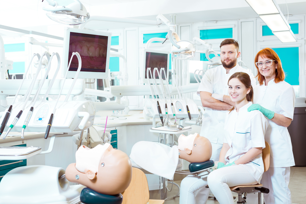 Types of Financial Aid That Dental Assistant Schools Accept